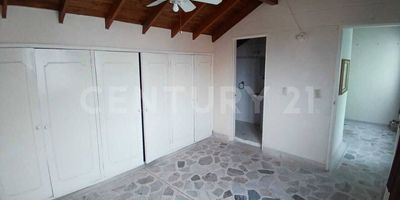 Este apartamento en el barrio Boston es una opción ideal para quienes buscan comodidad y conveniencia en un entorno urbano vibrante. Ubicado cerca del Parque Obrero, este apartamento ofrece un ambiente tranquilo y acogedor, perfecto para disfrutar de la vida en la ciudad. Boston es uno de los barrios más tradicionales de la ciudad, conocido por su historia y su ambiente residencial. Su proximidad al Parque Obrero ofrece un espacio verde para el esparcimiento y el disfrute al aire libre.Vivir en Boston significa tener todo lo que necesitas a pocos minutos. Desde supermercados y tiendas de barrio hasta restaurantes, cafeterías, y centros comerciales, el sector cuenta con una excelente oferta de servicios. Además, la cercanía a importantes vías de acceso facilita la movilidad hacia otras zonas de la ciudad.
Este apartamento no solo te brinda un espacio cómodo y acogedor, sino que también te coloca en el corazón de un barrio con una rica vida cultural y social.