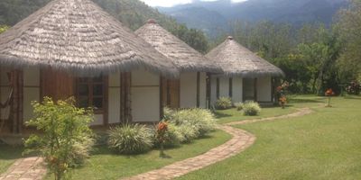 Venta de Hermosa Finca, clima caliente/calido, donde podras disfrutar y gozar de todos sus servicios con una capacidad de alojamiento de 50 personas. Cuenta con 5 lagos, piscina, turco, jacuzzi, spa con todos sus implementos, capilla, 3 bohios, 2 salas de evento, 1 Maloca, 1 casa hotel para 35 personas, 1 casa (restaurante y 3 apartamentos), casa para el (casero),salones culturales, zona de camping ademas tiene hermosos arboles frutales, puentes, senderos cubiertos y senderos en un área aproximada de 1,2 Hectáreas, cultivo de plátano tecnificado, potreros, Hospedaje y recreación: Área de terreno adecuada y destinada para recreación y hospedaje.El Terreno tiene 6 Hectáreas.
