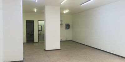 ALQUILER DE LOCAL COMERCIAL 

Local comercial con un metraje de 58 mtrs aproximadamente cuenta con 1 baño auxiliar, cocina sencilla, los pisos en general son en ceramica.
