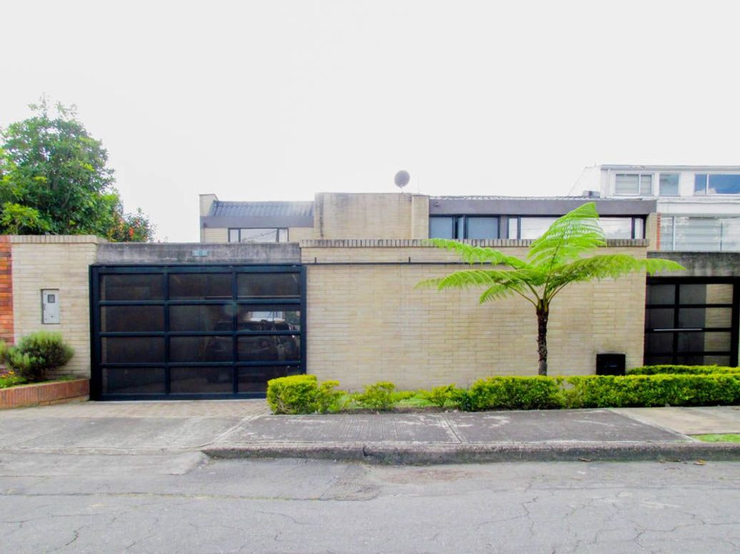 Casa de 5 alcobas en venta en Niza, Bogotá, 385 m² · foto 2 de 20