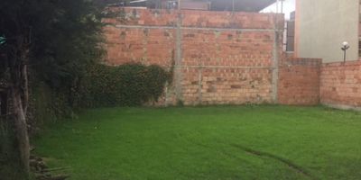 Excelente lote ubicado en SUBA apto para construir 690 M2 de lote y 90 m2 de construido. Area :  15 x 46 (rectangular) , ubicado en zona residencial buenas rutas de trasporte publico negociable.