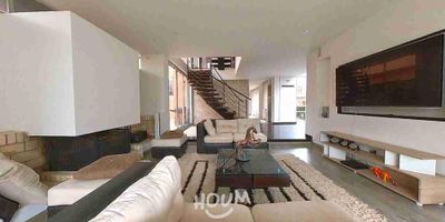 [VEN] ID HOUM: 137977

En Houm te ayudamos de forma fácil y segura. Los beneficios de comprar con nosotros:
    • Te ayudamos a conseguir financiamiento a través de una asesoría personalizada
    • Mediación y seguimiento de todo el proceso
    • Ponemos a tu disposición profesionales en notariado, registro y asesoría jurídica
¡Solo te preocupas de las firmas!

Casa en venta, ubicada en el barrio Camino la floresta, con una superficie construida de 387.98 m² y superficie total de 387.98 m². 

Sus principales características son:

    • 4 dormitorios
    • 5 baños
    • Admite mascotas
    • 3 parqueaderos
    • Año de construcción: 2014
    • Cuarto de lavado
    • Bodega
            
Además, el inmueble cuenta con las siguientes amenidades:

    • Salón de eventos
    • Vigilancia 24 hrs
    • Zona de juegos
    • Gimnasio

Si compras con nosotros, te brindamos asesoría personalizada durante todo el proceso.
Más que una corredora, somos Houm.
*Aplican T&C