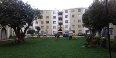 Solo para inversión (rentando actualmente) Compra e invierte en este amplio y luminoso apartamento, actualmente arrendado, ubicado en un conjunto residencial que ofrece zonas verdes, parques infantiles y seguridad privada, ideal para familias. Aunque no cuenta con garaje propio, su ubicación estratégica te permitirá disfrutar de la cercanía a estaciones de TransMilenio y SITP, supermercados, jardines infantiles y centros comerciales como Unicentro de Occidente y Portal 80.