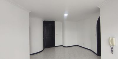 Apartamento en Venta en unidad cerrada en La Circunvalar cerca a supermercados de cadena, centros comerciales, clinicas, rutas de transporte publico y servicios complementarios. Cuenta con sala-comedor, pisos en ceramica, tres habitaciones y dos baños, cocina integral meson en acero, estufa y calentador a gas, zona de ropas. Apartamento tradicional. La unidad cuenta con un parqueadero cubierto. Vigilancia y porteria las 24 Horas. Inmuebles sujetos a verificación de disponibilidad.