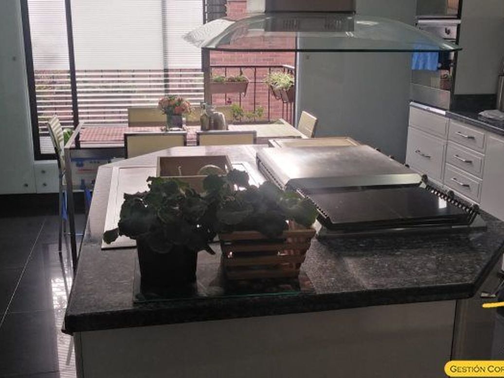 Apartamento de 3 alcobas en venta en Chico Navarra, Bogotá, 250 m² · foto 3 de 20