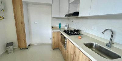 Apartaestudio amoblado en arriendo en Medellín, La Frontera. Cerca al mall Sao Paulo y mall La Frontera, fácil acceso. La urbanización cuenta con portería 24/7. Con 1 habitación, 1 baño, cocina integral, zona de ropas, sala-comedor amplia, aire acondicionado, internet y balcón con vista panorámica. Además, cuenta con parqueadero privado. ¡Agenda tu visita hoy mismo y encuentra tu nuevo hogar! Descubre más propiedades en: www.rentamospropiedadraiz.com Código:775387