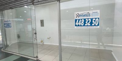 CÓDIGO: 775365 En venta: Encantador local en Medellín, tercer piso, sector Centro. CC Punto de la Oriental. Con piso porcelanato, puerta metálica enrollable y puerta vidriera. Actualmente rentado en: 2.100.000 ¡Contáctenos hoy para programar una visita! Para descubrir más acerca de las increíbles propiedades que ofrecemos, te invitamos a visitar nuestra página web: https://www.rentamospropiedadraiz.com/