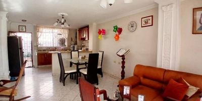 Casa en muy buen estado de una planta, consta de terraza interna con rejas de aluminio, sala, comedor, cocina semi-integral abierta, patio, dos alcobas con baño interno y closets, un estudio, baño social, un garaje en la terraza descubierto, pisos en ceramica, la casa tiene columnas y plafón para levantar.