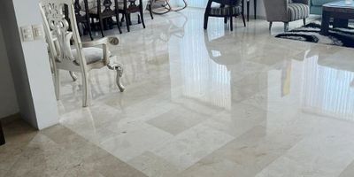 Apartamento en buen estado con un area de 340 m2, consta de sala, comedor, balcon, cocina integral amplia, area de labores, cuarto y baño de servicio, estar de alcobas, tres alcobas grandes cada una con su baño, closets, parqueadero cubierto, edificio con porteria, ascensor, excelente ubicacion al norte barrio El Golf.