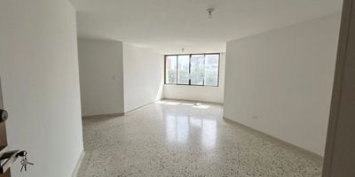 Apartamento ubicado en el segundo piso, consta de sala, comedor, tres alcobas, dos baños, cocina integral, área de labores, cuarto servicio con su baño, un parqueadero cubierto, edificio con portería 24/7,  salón social.