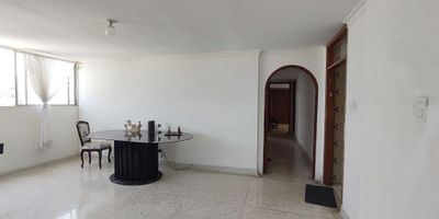 Amplio apartamento en el barrio El Prado, consta de sala, comedor, balcon con vista a la calle, baño social, estudio, hall de alcobas, cocina tradicional, tres alcobas con sus closets, dos baños (el principal y auxiliar con division en acrilico); cuarto y baño de servicio, un garaje cubierto, No hay zonas sociales, no tiene ascensor.