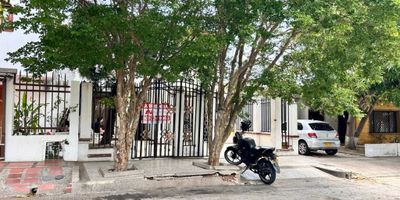 Casa  de 173 m2, consta de  terraza enrejada, sala, comedor, baño social, cocina tradicional, zona de labores, cuarto y baño de servicio, el primer piso cuenta con una alcoba patio pequeño estacionamiento para un automóvil dentro de la terraza; en segundo piso cuenta con tres alcobas cuatro habitaciones con sus closet,  principal con baño interno, baño auxiliar, excelente sector, barrio Paraíso.