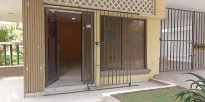 Local ideal para oficina, en el primer piso, esquinero, con un área de 20 m2, consta de salon amplio con un baño y terraza exterior, pisos en granito.