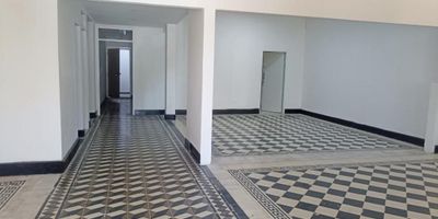 Casa comercial ideal para oficinas administrativas o entidades financieras, para formatos tipo D1, academias de música, academia de baile , restaurantes, con un area de 300m2, Consta de terraza, zona de parqueo, cinco Salas grandes dos baños, cocineta, una bóveda ya que han funcionado entidades y cooperativas bancarias,  un cuarto para aire acondicionado central, excelente ubicacion al norte, fácil vías de acceso,  Barrio El Prado. Canon $ 8.000.000 No paga IVA.