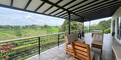 Hermosa casa campestre para venta de 4.085 m2 de terreno y construidos 300m2 Cuenta con doble sala y  comedor cocina integral con isla abierta que une todos los espacios para compartir en familia, amplia terraza de 11 metros de largo por 3.60 metros de ancho para divisar los maravillosos paisajes de nuestro eje cafetero, tiene 3 habitaciones con vestier y dos de ellas con baño privado, estudio y baño social completo. Cuenta con un área independiente que puede ser usado como apartamento que consta de baño completo, cocina, habitación y espacio para sala comedor en los bajos de la propiedad. Excelentes zonas sociales para disfrutar en familia y amigos piscina, jacuzzi. Kiosco con zona de BBq, áreas de baños y duchas. Diversidad de cultivó de árboles frutales  JOSE LUIS TAMAYO 