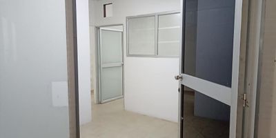 Local comercial interno con tres ambientes,tiene un area de 35.20 m2, consta de un salon, un baño, pisos en cerámica, parqueadero descubierto,  ideal para oficinas,  no tiene ascensor, excelente ubicación al norte barrio Alto Prado.