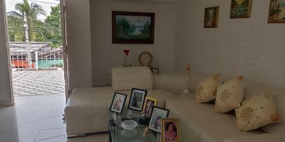 Casa y Local comercial de dos niveles, consta en el primer piso de un local con oficina, un baño, dos parqueaderos cubiertos, espacio amplio, portón eléctrico, actualmente funciona una ferretería, en el piso dos: casa con terraza amplia, enrejada, sala, comedor, cocina semi-integral, baño de servicio, zona de labores, patio,  tres habitaciones, dos baños, pisos en cerámica, se escucha oferta, excelente ubicacion cerca de zonas bancarias, restaurantes, droguerías y centro comercial.