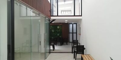 Local para estrenar en excelente zona del centro de Rionegro, cerca de vía principal hacia el Porvenir y el aeropuerto flujo peatonal constantemente, cuenta con baños externos para mujer y para hombre, mezanine y muy buena vitrina.