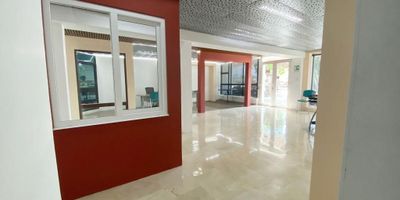 Bodega con una altura de 8 m2, portón de acceso, oficinas administrativas de dos pisos con visibilidad completa a la bodega, area de oficinas es de 244 m2, cocineta, baños en oficinas y bodega, a excelente ubicacion del lado de la Vía 40.
