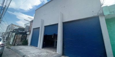 Bodega con un area de 200 m2, ubicada en via principal, doble altura, tres portones uno con acceso vehicular, buena iluminación, un baño, pisos en cemento en buen estado.