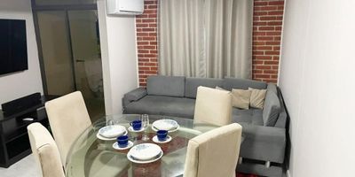 Apartamento amoblado con un área de 70 metros, consta de sala, comedor, balcón, cocina integral, zona de labores, tres alcobas, principal con baño, baño auxiliar, aire acondicionado, conjunto cuenta con piscina, salón social, zonas verdes, zona infantil, parqueadero comunal, excelente ubicación al norte, barrio Miramar.
