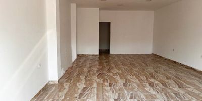 Local comercial esquinero con un area de 55 metros, consta de un salón amplio, estera, un baño, pisos en ceramica, comodas vias de acceso, excelente ubicacion.