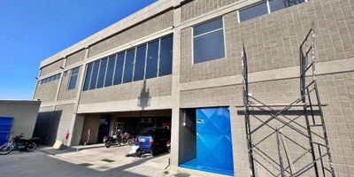 Bodega con un área de 1.250 metros cuadrados de lote, 940 construidos; los cuales 140 m2 de oficinas y 800 m2 área libre de trabajo aproximadamente, a doble altura, cuenta con luz trifasica, dos baterías de baño independientes que cumplen con reglas de sanidad, portón eléctrico, parqueadero con capacidad de 6 a 8 carros. Tiene solo tres meses de uso, practicamente nueva. No tiene entrada para mulas. Ubicada en Galapa.