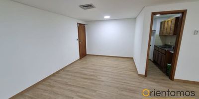 Oficina en venta de 67mts2 ubicada en  el Poblado cerca a la clinica Medellin y Hotel Dann Carlton. Cuenta con baño, cocineta, buena iluminación, ventanal, vigilancia y porteria las 24 horas, transporte público cercano, edificio comercial.