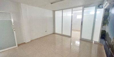 Oficina en primer piso con un área de 28 metros cuadrados, cuenta con división, aire minisplit, pisos en ceramica, techos en dryboll. Ubicada en excelente zona comercial. Barrio El Prado.