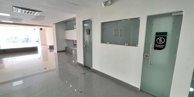 Local comercial con un área de 41.39 metros cuadrados, consta de amplios espacios, el primer local se entrega en obra gris. El centro comercial cuenta con planta eléctrica total, ascensor y garajes subterráneos, excelente ubicación estratégica en zona comercial.