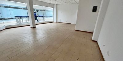 Local comercial  con un área de 44 metros cuadrados, pintura y estucado, pisos en ceramica, un baño, garajes en la calle. Ubicado en un sector estratégico comercial. Ideal para oficinas o comercio. Bario El Prado.