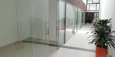 Local para estrenar en excelente zona del centro de Rionegro, cerca de vía principal hacia el Porvenir y el aeropuerto flujo peatonal constantemente, cuenta con baños externos para mujer y para hombre, mezanine y muy buena vitrina.