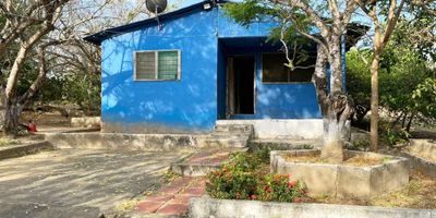 Finca campestre con un area de 18.000 metros, con vivienda, dos baños, cocineta, pisos en cemento, iluminación natural, completamente cercada con pozo de agua  y servicio de energía, tiene dos casas para los empleados y otra casa para descanso de los propietarios, zona bbq, zonas verdes, arboles frutales, cómodas vías de acceso, transporte publico cercano a 300 metros del peaje de Baranoa.