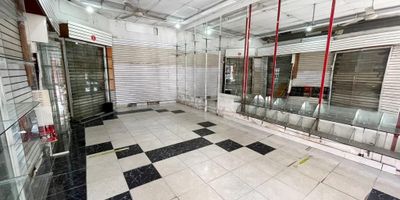 Local comercial en via principal de Soledad, con un area de 80 metros, consta de un salón amplio, un baño, pisos en ceramica.