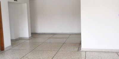 Apartamento grande, amplio y fresco, con  un area de 143 metros, consta de sala, comedor, estudio, baño social, tres alcobas, alcoba principal con baño y closet, baño auxiliar, cocina tradicional, area de labores, cuarto y baño de servicio, pisos granito, un garaje cubierto. Edificio con portería, no tiene ascensor, no zonas sociales, excelente ubicación al norte, barrio Alto Prado.