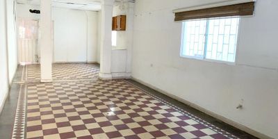 Casa y bodega con un area de 379 metros, consta de una bodega con una altura de 5 metros, construida hace 12 años, la casa tiene sala-comedor, cocina tradicional, baños, area de labores, patio, tres habitaciones, pisos en cerámica, excelente ubicación con los tres usos residencial, comercial y industrial.