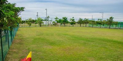 Lote de oportunidad ubicado en el municipio de  Baranoa en el sector del peaje en poblado campestre lagunamar, un excelente conjunto a las afueras de Barranquilla, cuenta con todas las zonas sociales, restaurantes, piscina, cancha múltiples, cancha de fútbol, gimnasio comunal, juegos infantiles, zonas verdes, sauna, turco, teatro tipo cine,  vigilancia 24 horas, el terreno es de uso residencial.