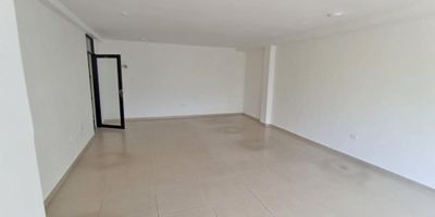 Oficina con un area de 51 metros aproximadamente, con un salón principal, un baño, pisos en porcelanato, canon mas iva, mas admon incluye servicio de agua, parqueadero común, celaduria 24 horas.