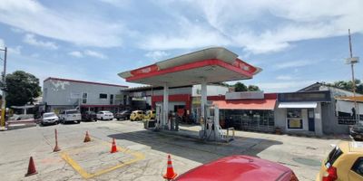 Local o lote comercial para inversionistas con un área total 1.308 m2, área construida de 668 m2, área sin desarrollar 640 m2. El inmueble esta formado por  (7) locales comerciales, (3) oficinas y el establecimiento de comercio y estación de servicio, cuenta con todos los servicios públicos. El predio y establecimiento de comercio se encuentra ubicado centro, al oriente de la ciudad de Barranquilla.