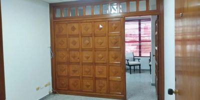 OFICINA AMOBLADA EN MUY BUEN ESTADO, CON 38 METROS,  CUENTA CON BAÑO INTERNO, EDIFICIO CON ASCENSOR, VIGILANCIA, PARQUEADEROS PARA VISITANTES, TRANSPORTE PUBLICO CERCANO, CANON DE ARRIENDO INCLUYE VALOR DE LA ADMINISTRACIÓN, EXCELENTE UBICACION AL NORTE BARRIO EL PRADO.