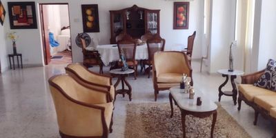 CASA DE DOS PLANTAS UN AREA DE LOTE DE 498 METROS  CONSTRUIDOS 352 METROS, CONSTA DE TERRAZA ENREJADA, JARDÍN, SALA, COMEDOR, ESTUDIO, BAÑO SOCIAL, COCINA INTEGRAL, PANTRY, ZONA DE LABORES, CUARTO Y BAÑO DE SERVICIO, CUATRO HABITACIONES, HABITACIÓN PRINCIPAL CON CLOSET Y BAÑO INTERNO, AIRE ACONDICIONADO MINISPLIT,  PATIO, CÁMARA DE AIRE, DOS GARAJES INTERNOS PARA DOS CARROS, PISOS EN GRANITO MUY BIEN CUIDADOS.