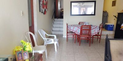 CASA CON UN AREA DE 167.30 METROS, CONSTA DE SALA, COMEDOR, TRES HABITACIONES, UN BAÑO, AIRE ACONDICIONADO MINISPLIT, COCINA TRADICIONAL, ZONA DE LABORES, PATIO, UN GARAJE CUBIERTO. EXCELENTE UBICACION BARRIO EL LUCERO ESTRATO 3.