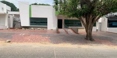 CASA COMERCIAL  CON UN SALÓN AMPLIO, CUATRO BAÑOS, (UN BAÑO PARA DISCAPACITADOS), SEIS OFICINAS, RAMPA, ZONA DE PARQUEO, PATIO AMPLIO, POT PERMITIDO PARA EL SECTOR SALUD, EDUCATIVO, BIENESTAR SOCIAL,PATIO, PISO EN  CERÁMICA.