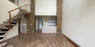 Apartamento en Arriendo y Venta en Dosquebradas cerca a rutas de transporte publico y con múltiples servicios complementarios de la zona, cuenta con dos niveles, excelente vista, iluminacion y ventilacion natural, pisos en madera laminada, con tres habitaciones y tres baños, hall de alcobas, estufa  y calentador a gas, cocina integral  y zona de ropas. La unidad cuenta con Piscina, salon comunal, sauna/turco,  dos parqueaderos cubiertos y un cuarto util. Ademas con circuito cerrado de TV y vigilancia las 24 Horas. *Inmuebles sujetos a verificación de disponibilidad.*
