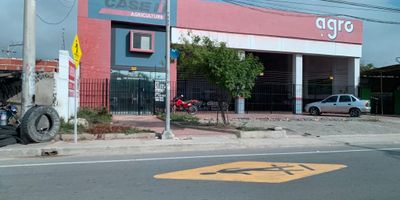 BODEGA TIPO LOCAL AMPLIO CON UN AREA DE 390 METROS, CONSTA DE OFICINAS DUPLEX EN EXCELENTE CONDICIONES, TRES BAÑOS, ENTRADA ALTERNA EN LA PARTE TRASERA,