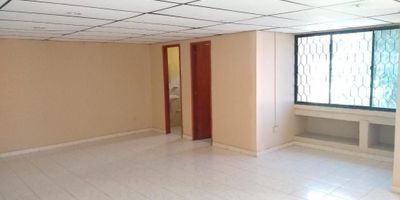 Oficina o local en arriendo en Barranquilla, ubicado en el barrio El Porvenir, sobre la Calle 75. Este espacio en el Edificio Salem Center, Oficina #1, ofrece 120 m² en el primer piso. Es ideal para su negocio o emprendimiento, cuenta con un baño, pisos de cerámica y un parqueadero. Una excelente oportunidad en el Atlántico. Canon de arriendo: $2,400,000. Contáctenos para más detalles, use las opciones de WhatsApp, quiero que me contacten o ver teléfonos.