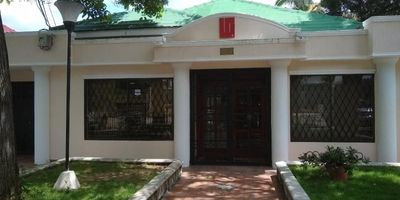 Casa comercial;  funcionan oficinas, consta de recepción, cuatro habitaciones, tres baños, pisos en cerámica, cocina semi integral, cielo raso, terraza enrejada, cuarto para archivo, hall, sala de juntas, patio, el garaje lo tiene habilitado como bodega, en el patio tiene un cuarto (parte eléctrica) y un baño.