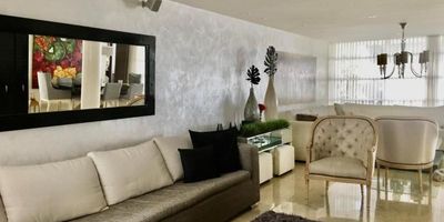 Casa en buen estado consta de 295.91 mts, sala comedor, dos estudios, cocina integral, zona de labores, patio, cuarto de servicio con baño, deposito, cuarto de basura, estar de alcobas, habitaciones cinco, baños cuatro, garaje doble cubierto, conjunto cuenta con vigilancia 24 horas, juegos infantiles, piscina, citofono, salón social, excelente ubicacion al norte, cerca al centro comercial Buenavista, La Castellana.