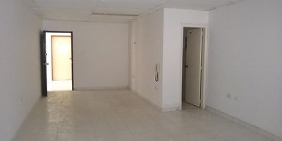 Oficina consta de un salon con division en madera y mueble en madera, baño uno, no tiene garaje, excelente ubicacion al norte, zona comercial, Barrio El prado.