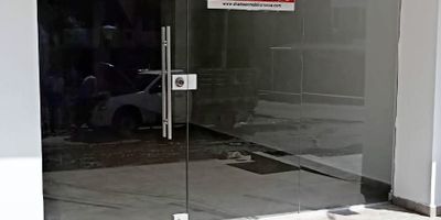 Local comercial cuenta con un salón, un baño y patio tiene aproximadamente 42 mts cuadrados, excelente ubicacion, barrio Country Club Villa.